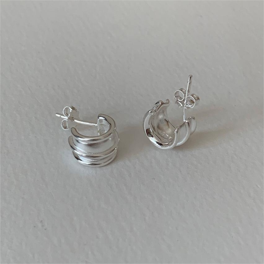 Minimalist Curved Ear Studs in 925 Sterling Silver with Asymmetrical Dual-Ring Design