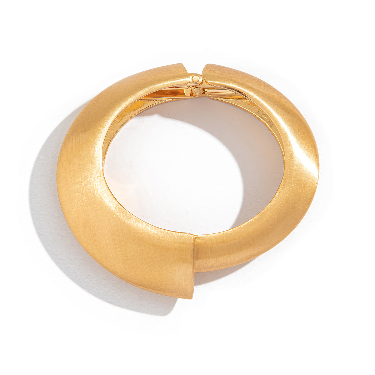 Pulsera de brazalete abierto ondulado irregular minimalista con cierre de resorte en acabado chapado en aleación para mujer