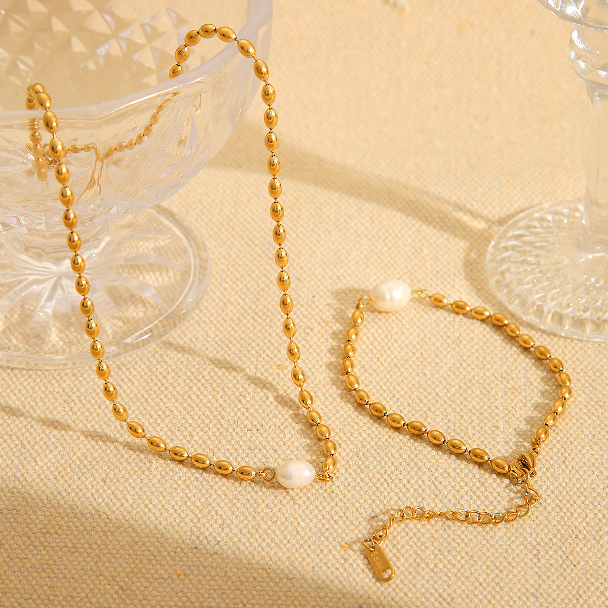 Collana con ciondolo ovale minimalista con perla d'acqua dolce in acciaio inossidabile con design geometrico da donna