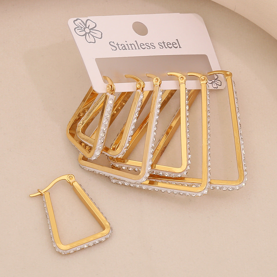 Orecchini a perno geometrici a forma di cuore alla moda in acciaio inossidabile con intarsio completo di strass
