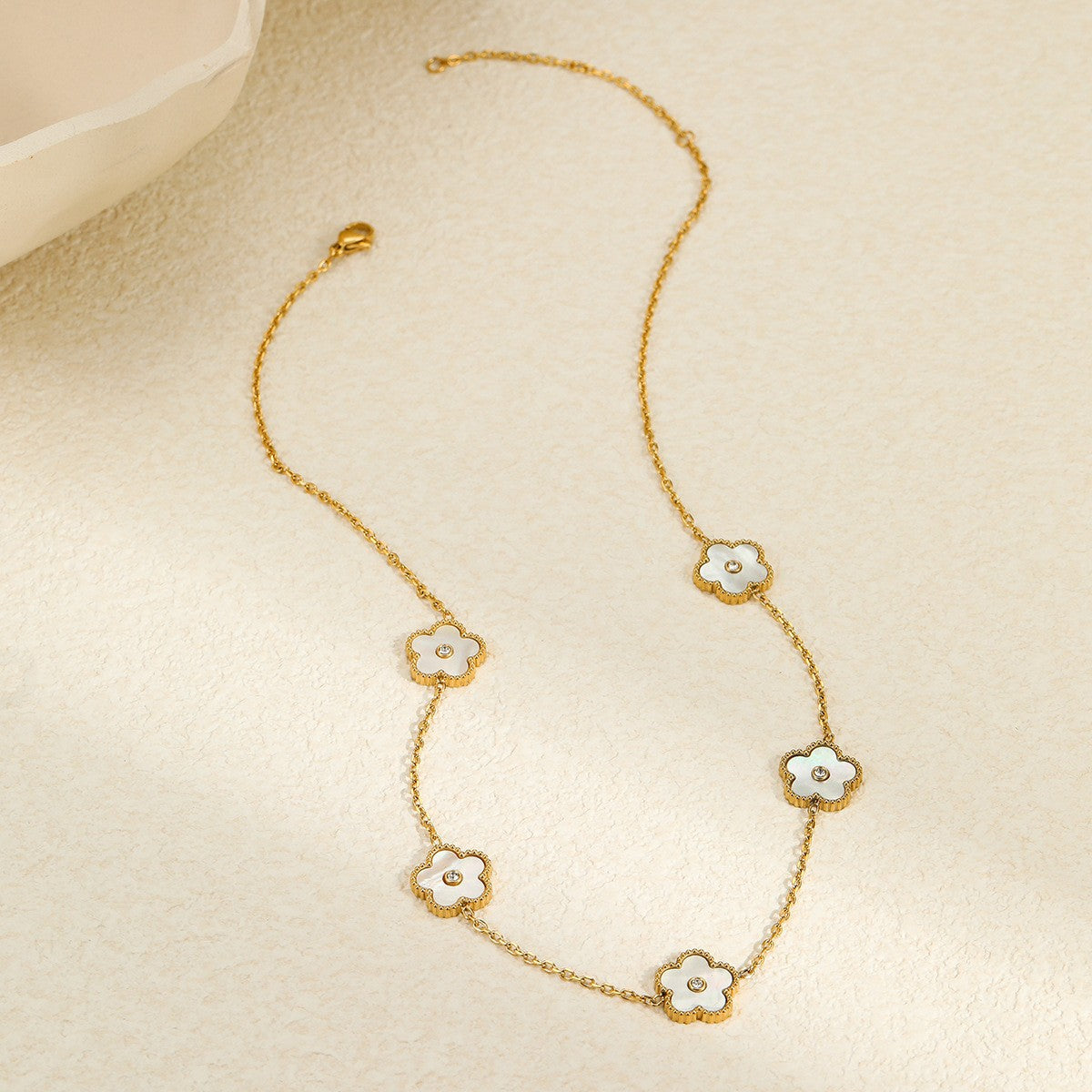 Collar con colgante de acero inoxidable con forma de corazón geométrico con incrustaciones de nácar para mujer, acabado chapado, cadena hasta la clavícula a la moda para la oficina