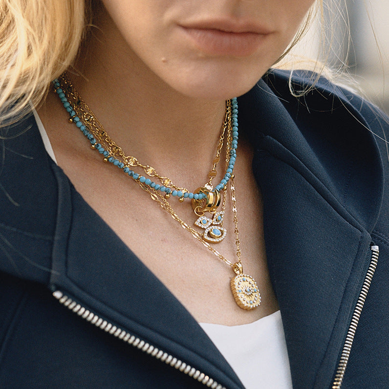 Collar con colgante de ojo turco azul geométrico de acero de titanio con acabado chapado para mujer