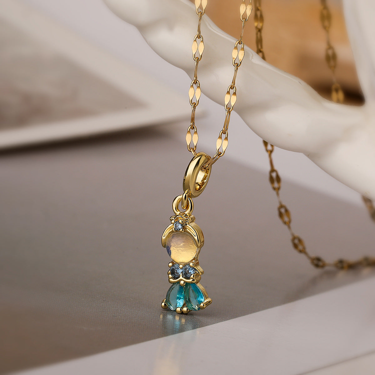 Collana girocollo con ciondolo a principessa in stile cartone animato geometrico minimalista per donna, base in rame placcato oro vero, con zirconi