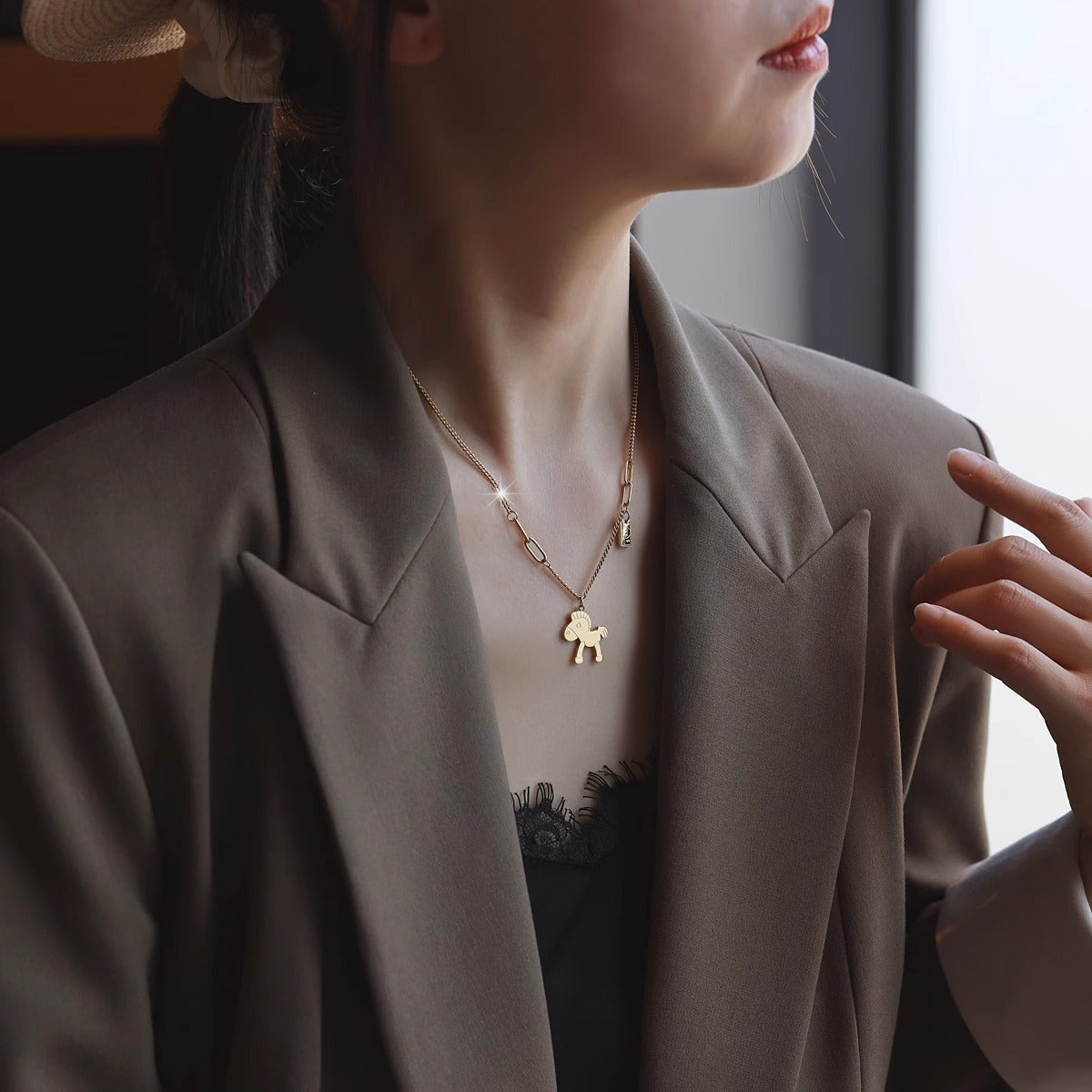 Original Design Animal Shape Titanium Steel Plated Clavicle Necklace for Women and Men with Lucky Horse Motif