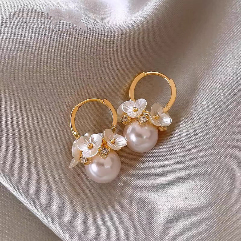 Elegantes pendientes florales de perlas con postes de plata chapados en oro para mujer