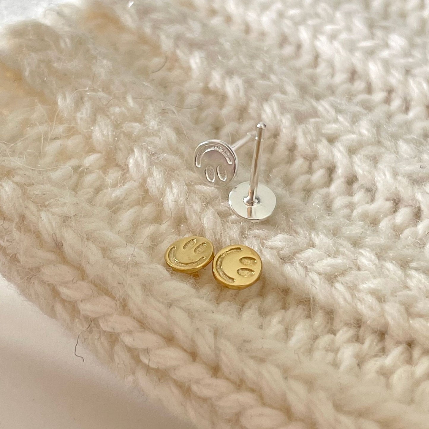 Orecchini a Perno da Donna Minimalisti con Faccia Sorridente a Goccia Intarsiata in Perla, in Argento Sterling 925