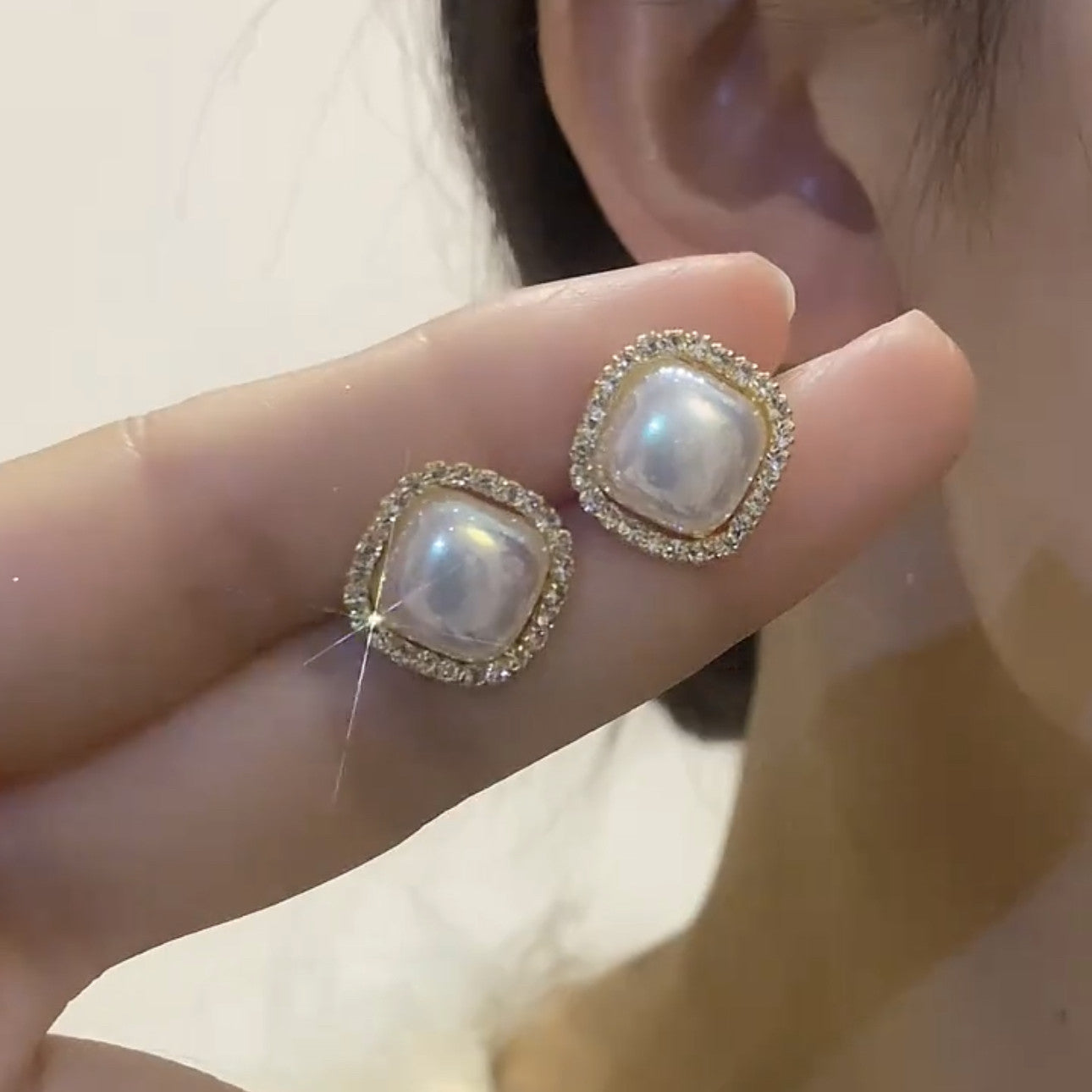 Orecchini a perno con perla a forma di rombo intarsiati di strass da donna — Eleganti gioielli di moda d'ispirazione vintage con perni in acciaio placcato