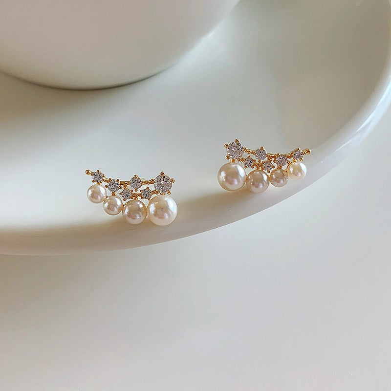 Orecchini da donna vintage eleganti a forma di stella geometrica con perle simulate e zirconi, perni in acciaio placcato