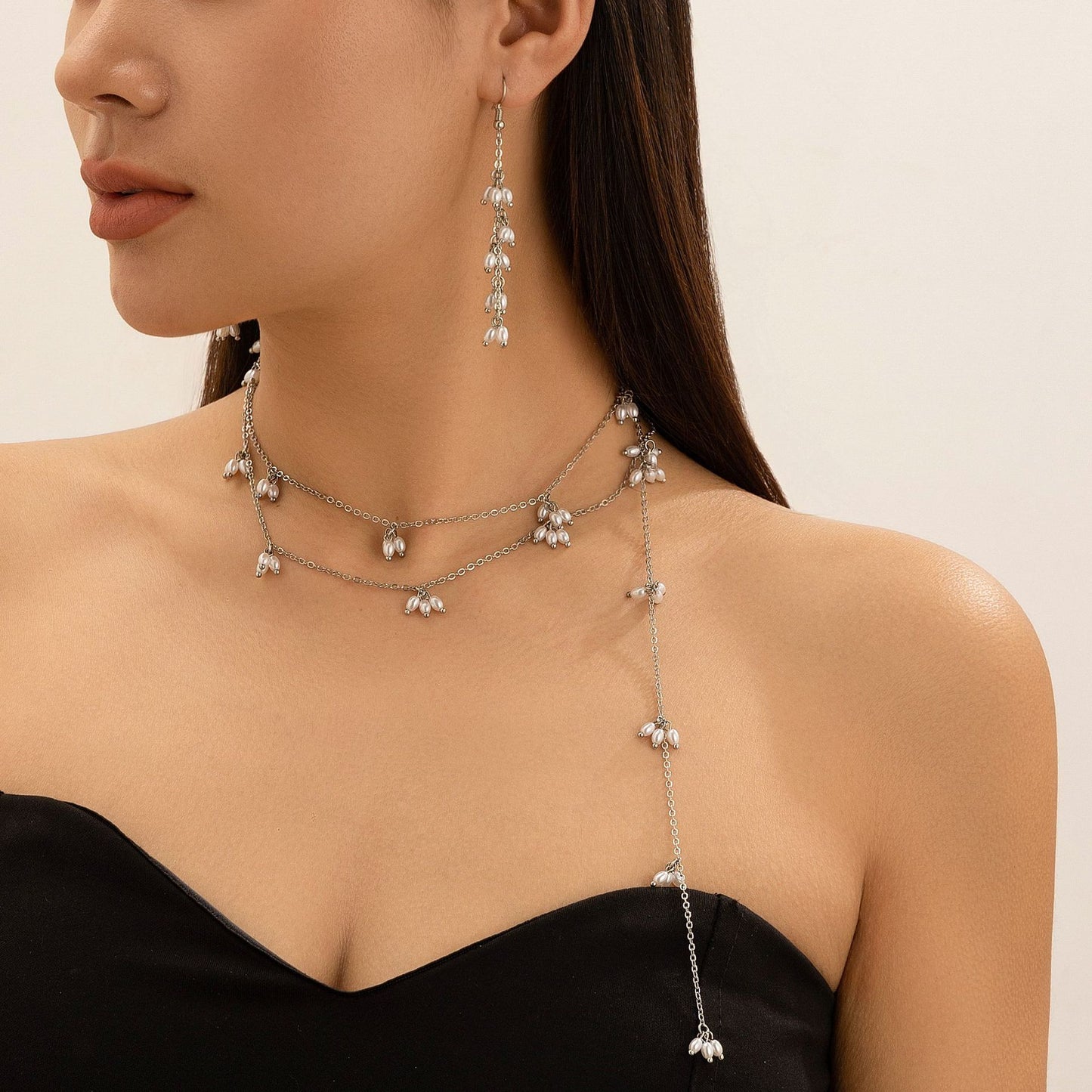 Collana a fascia posteriore in stile perla con nappe color freddo minimalista con ciondolo geometrico e finitura placcata per donne