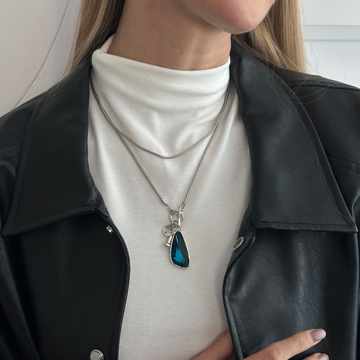 Minimalist Geometric Oval Rhinestone Inlay Alloy Pendant Brass Plated Necklace with OT Clasp for Women