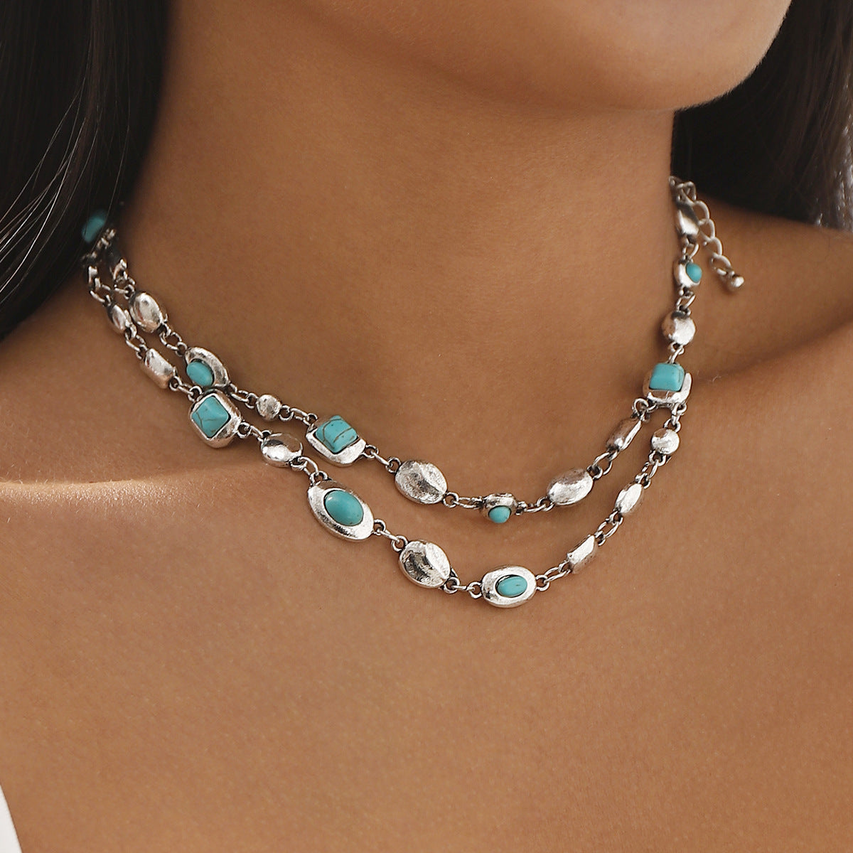 Collar de Doble Capa Geométrico de Inspiración Vintage para Mujer con Base de Aleación e Incrustaciones de Pedrería, Acabado Galvanizado, Cadena Delicada con Medallón