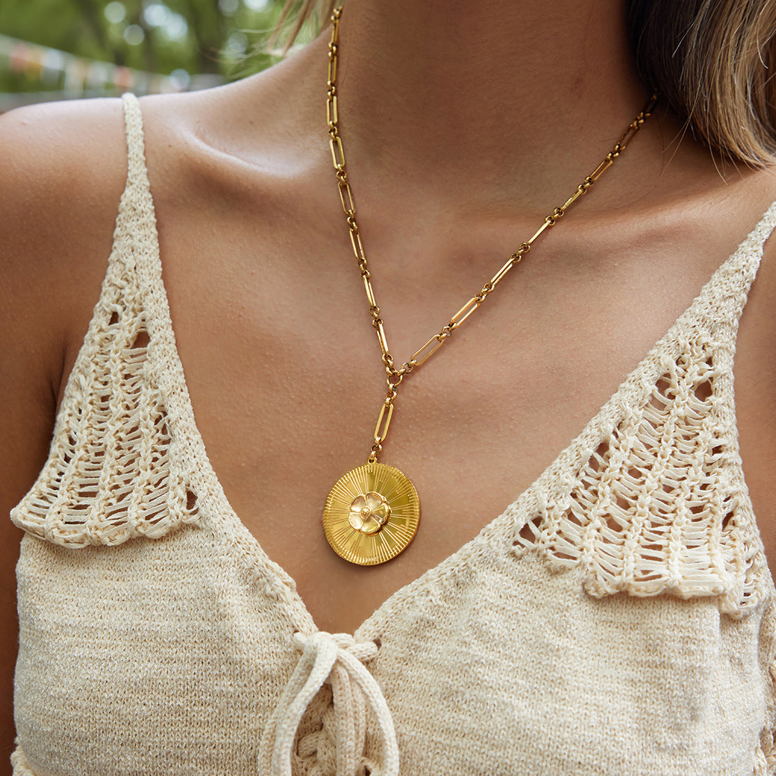 Elegante collar de cadena en Y con flor de camelia de acero inoxidable bañado en oro de 18 quilates para mujer