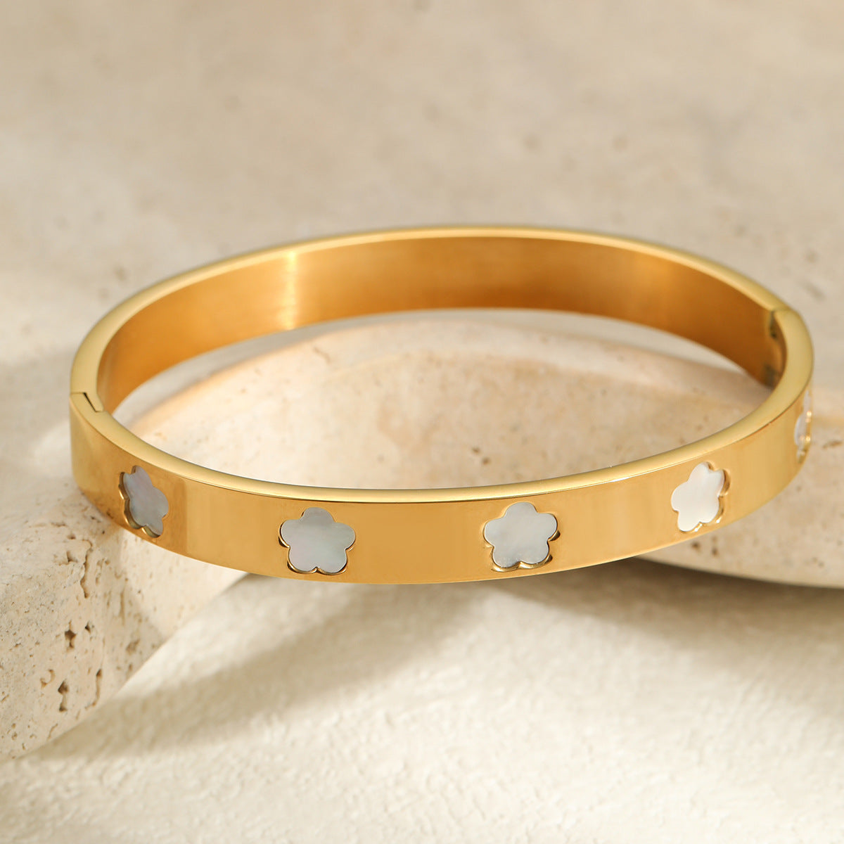 Bracciale da donna in acciaio inossidabile con intarsio in madreperla a forma di fiore, stile OL alla moda, con finitura placcata