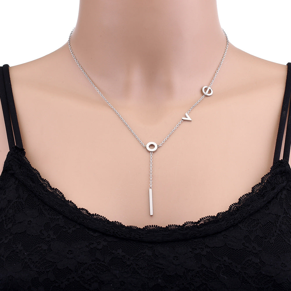 Elegante Collar con Colgante de Letra LOVE para Mujer en Acero de Titanio con Chapado en Oro de 18K, Cadena O, Diseño de Tipografía Minimalista
