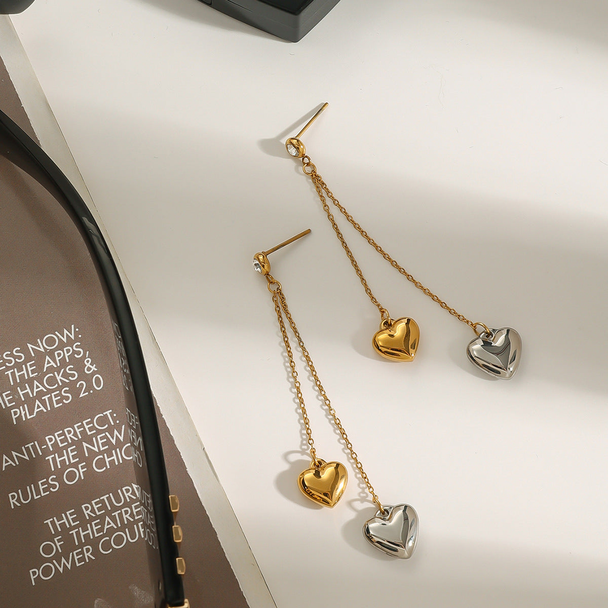 Aretes colgantes elegantes de acero inoxidable con forma de corazón y acabado chapado para mujer