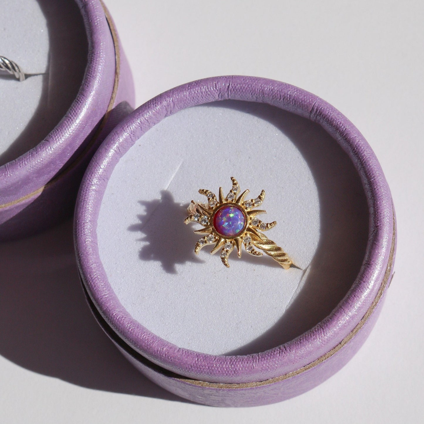Collana con ciondolo artistico in opale geometrico con stelle in zirconia micro-pavé su catena in rame da donna