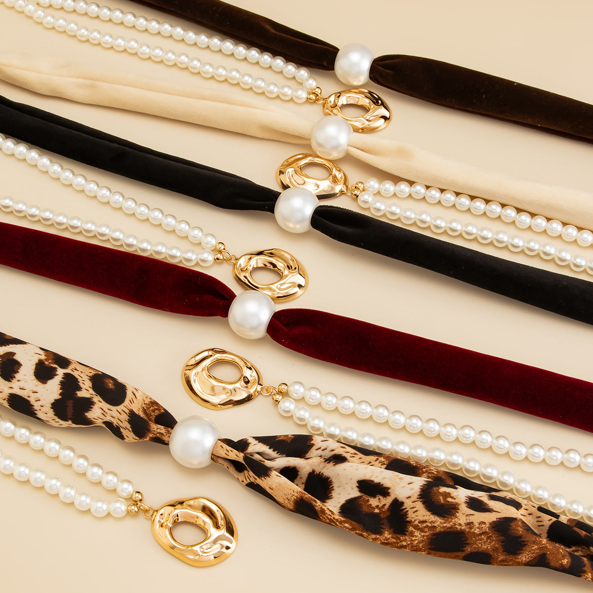 Luxury Elegant Round Geometric Alloy Pendant Velvet Beaded Choker Necklace for Women