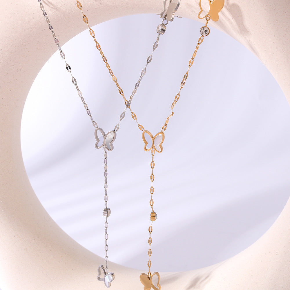 Collana pendente a farfalla minimalista in acciaio al titanio con placcatura in oro 18 carati su catena a O da donna