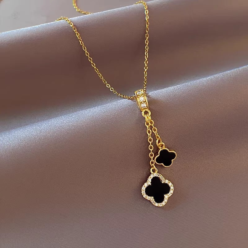 Collana con Ciondolo a Quadrifoglio Minimalista da Donna e da Uomo in Acciaio al Titanio con Intarsio in Rame Micro-Pave e Finitura Placcata su Catena a Maglie Grandi
