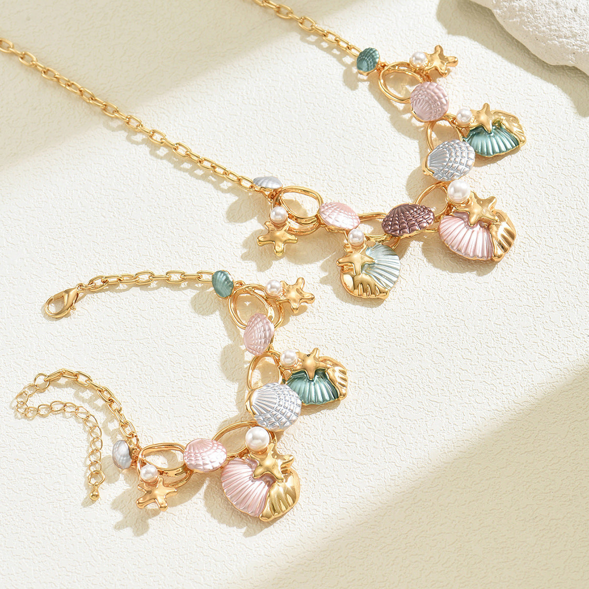 Set di collana con ciondolo a stella marina geometrica e conchiglia ispirato all'oceano con intarsio di perle da donna