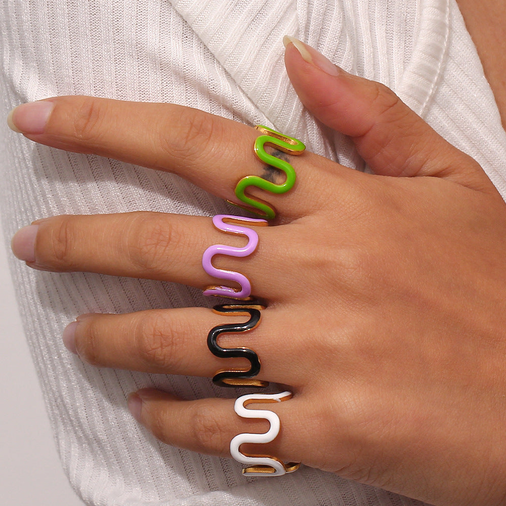Anello minimalista Y2K a forma d'onda in acciaio inossidabile da donna con placcatura in oro 18 carati e finitura smaltata