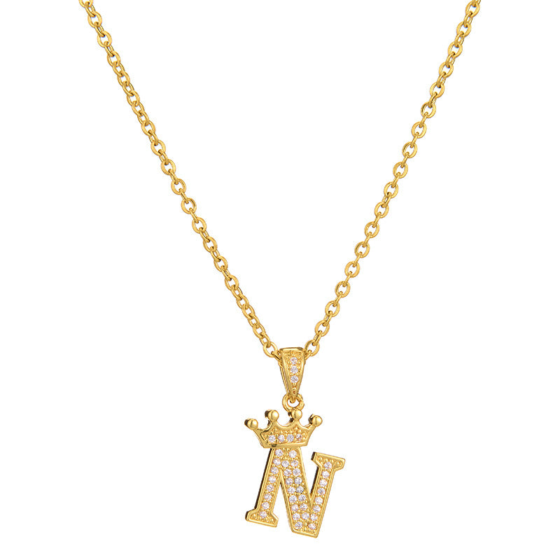 Collana da donna in acciaio inossidabile a forma di corona, minimalista, con zirconi cubici micro-pavé e charm a lettera