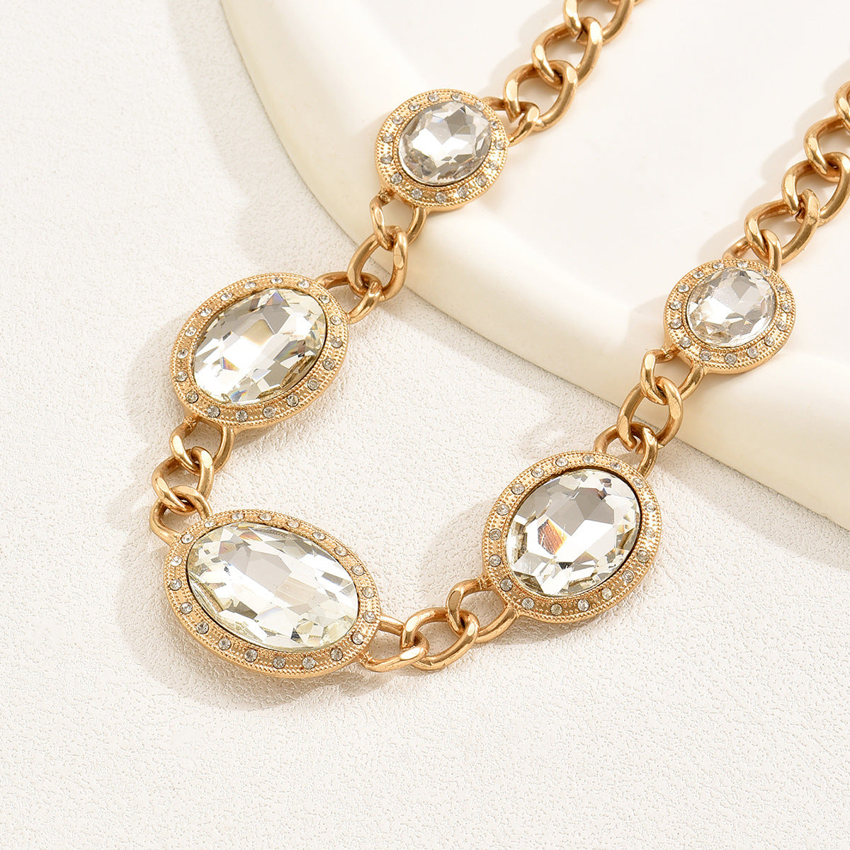 Collar de lujo con colgante geométrico para mujer, cadena de aleación con incrustaciones de diamantes de imitación, cadena minimalista versátil a la clavícula
