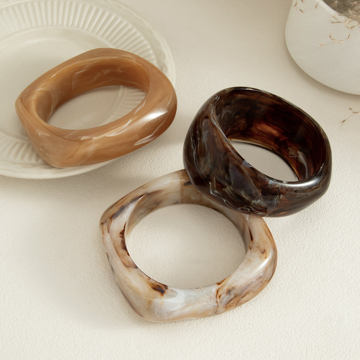 Vintage Wide Irregular Round Resin Bangle Bracelet with Gradient Pattern