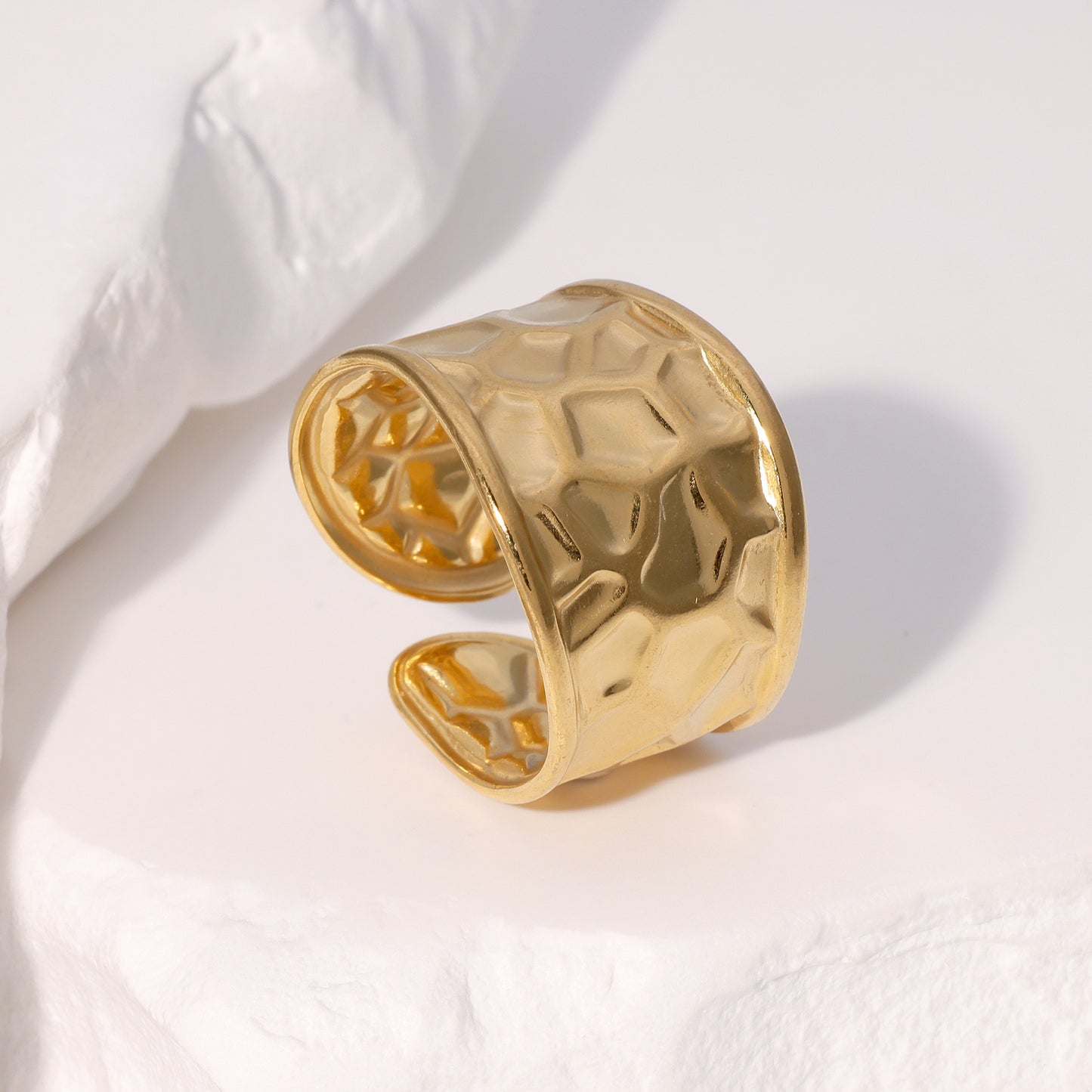 Anello Aperto da Donna Minimalista in Acciaio al Titanio a Fascia Larga con Finitura Placcata e Texture Ondulata