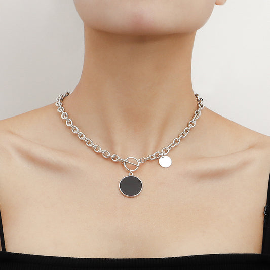 Elegante collar con colgante geométrico de nácar negro para mujer, cadena de aleación con acabado chapado, cadena de clavícula en capas