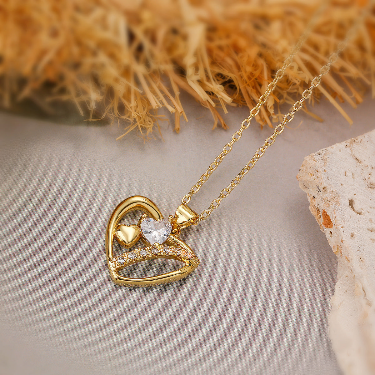 Collana Minimalista con Pendente a Cuore in Rame, Placcatura in Oro Vero e Accenti di Zirconi per Donna