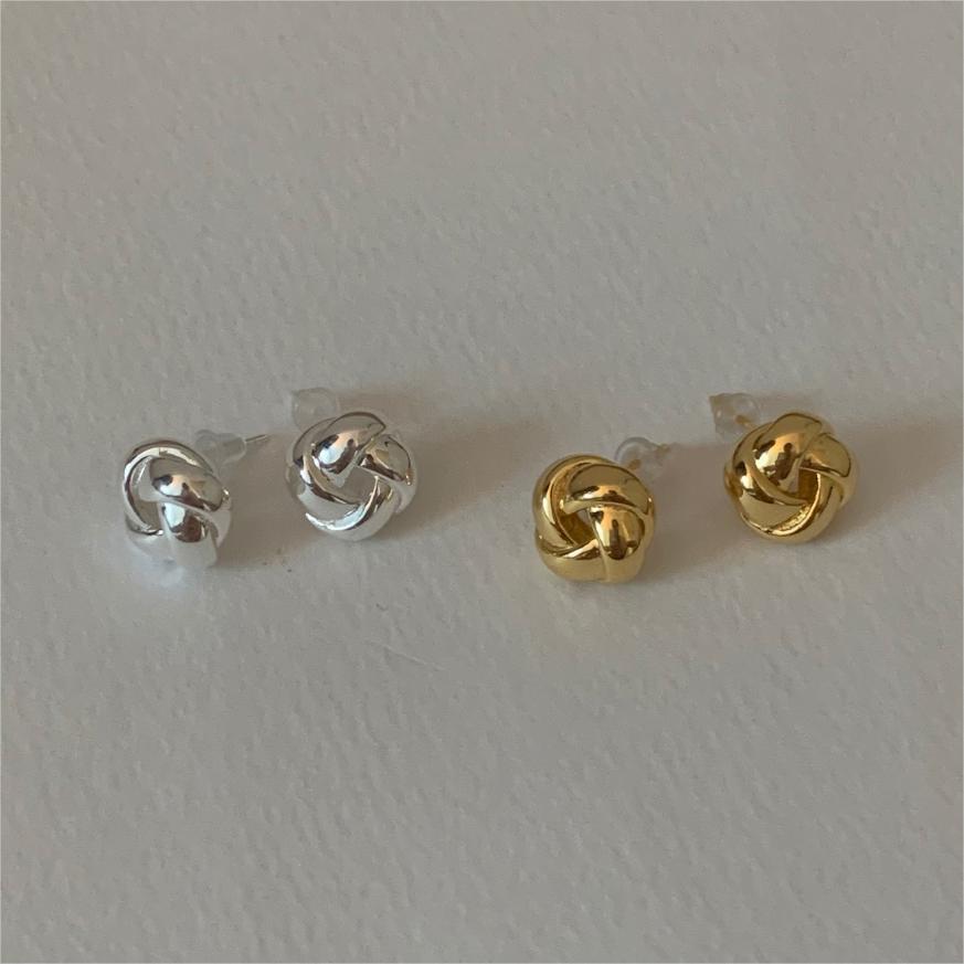 Pendientes minimalistas con letras geométricas bañados en plata de ley 925