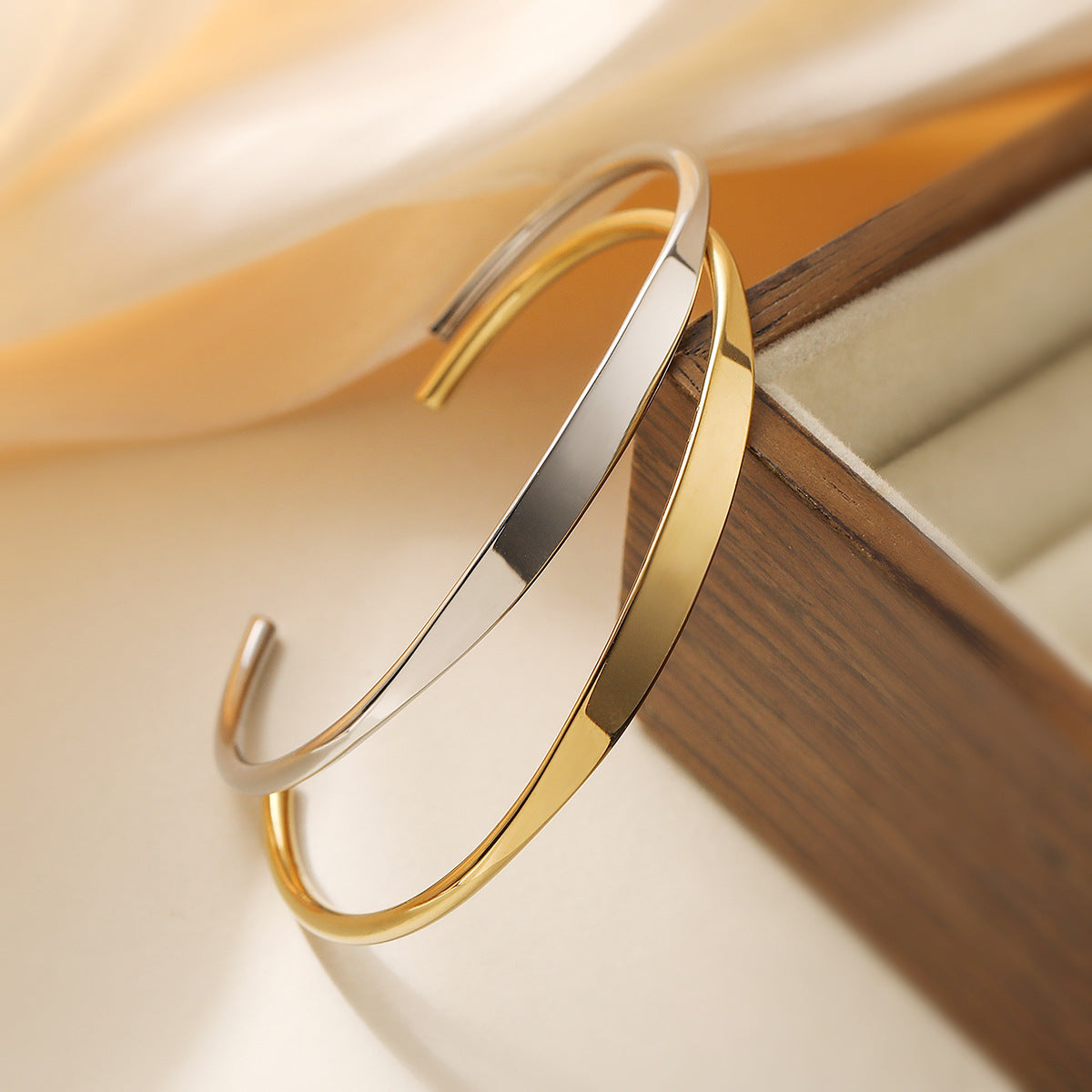Bracciale da donna in acciaio inossidabile a forma di C, stile retrò minimalista, con finitura placcata