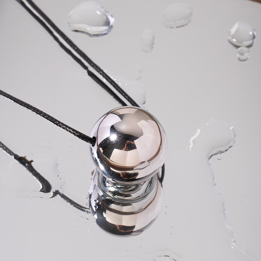 Collana pendente in acciaio inossidabile geometrica minimalista con cordino e ciondolo a sfera in acciaio al titanio placcato da donna