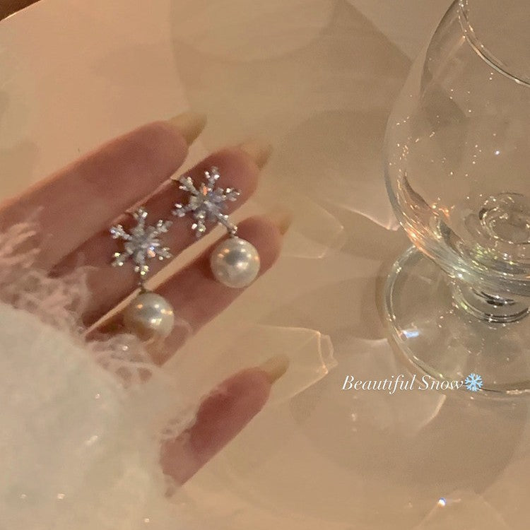 Pendientes de botón vintage elegantes con diseño de copo de nieve, circonita y perla de imitación para mujer, con postes de acero chapado