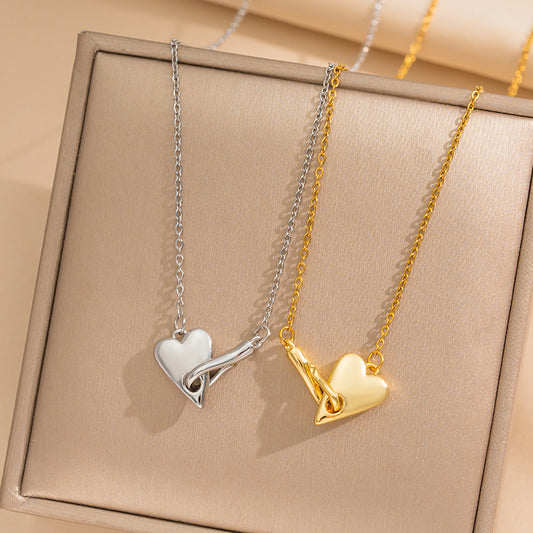 Collar minimalista de acero de titanio con forma de corazón, acabado galvanizado y cadena de serpiente para mujer