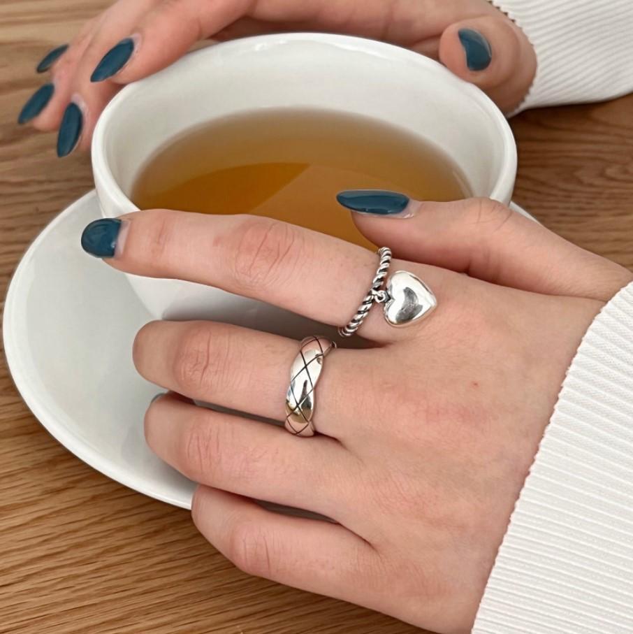 Minimalist Heart-Shaped 925 Sterling Silver Ring for Women with Wavy Band Design