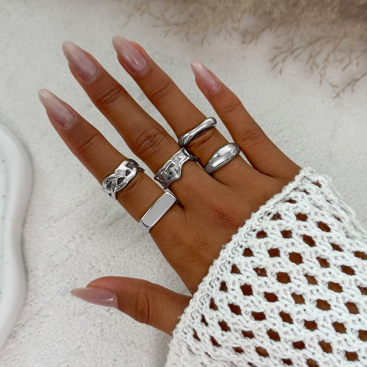 Juego de anillos geométricos minimalistas de aleación para mujer con acabado chapado, textura de arrugas líquidas y diseño apilable.