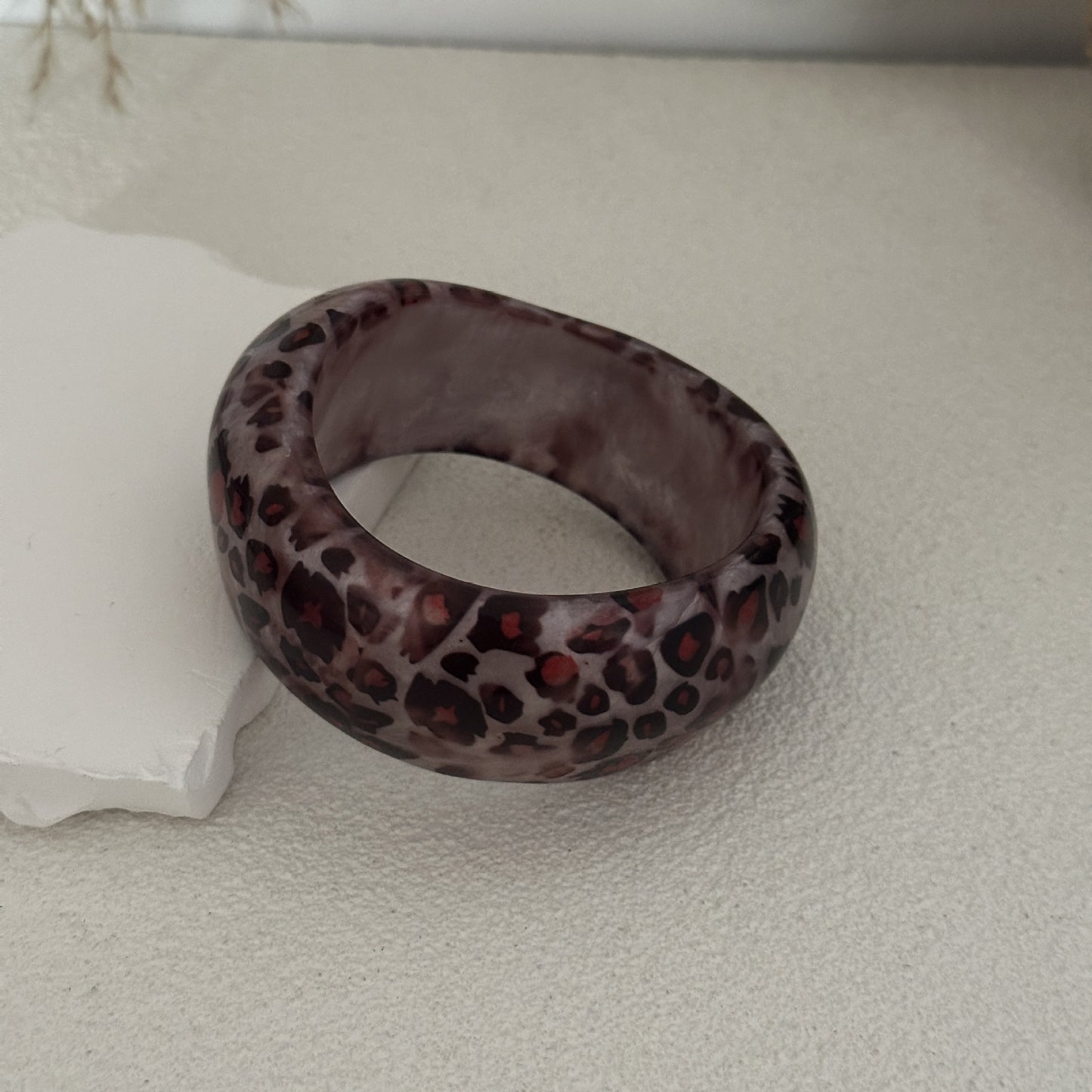 Braccialetto placcato in resina elegante rotondo con stampa geometrica leopardata