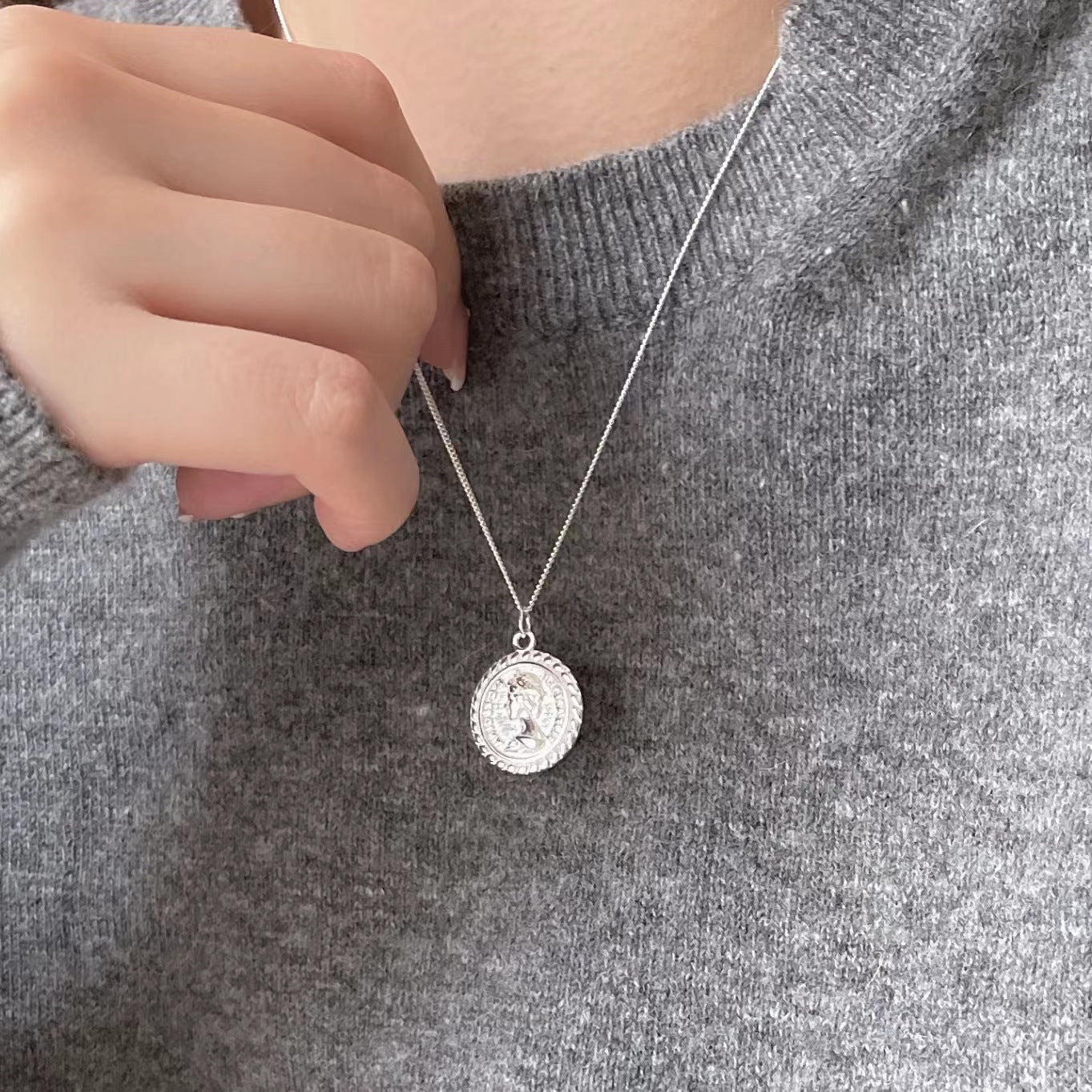 Vintage Sweet 925 Sterling Silver Round Elizabeth Coin Pendant Necklace for Women