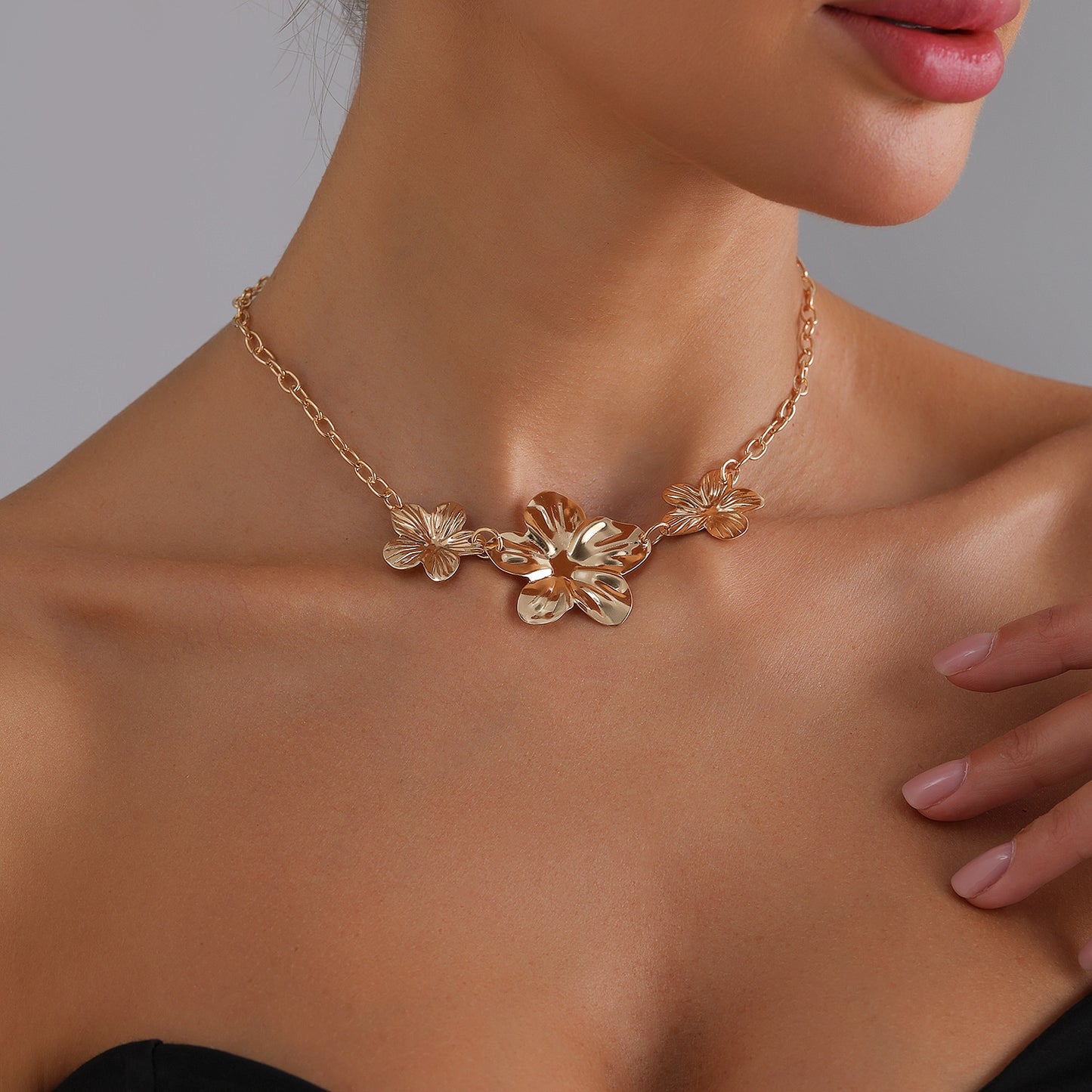 Vintage Minimalist Five-Petal Flower Pendant Necklace in Alloy with Plated Finish for Women