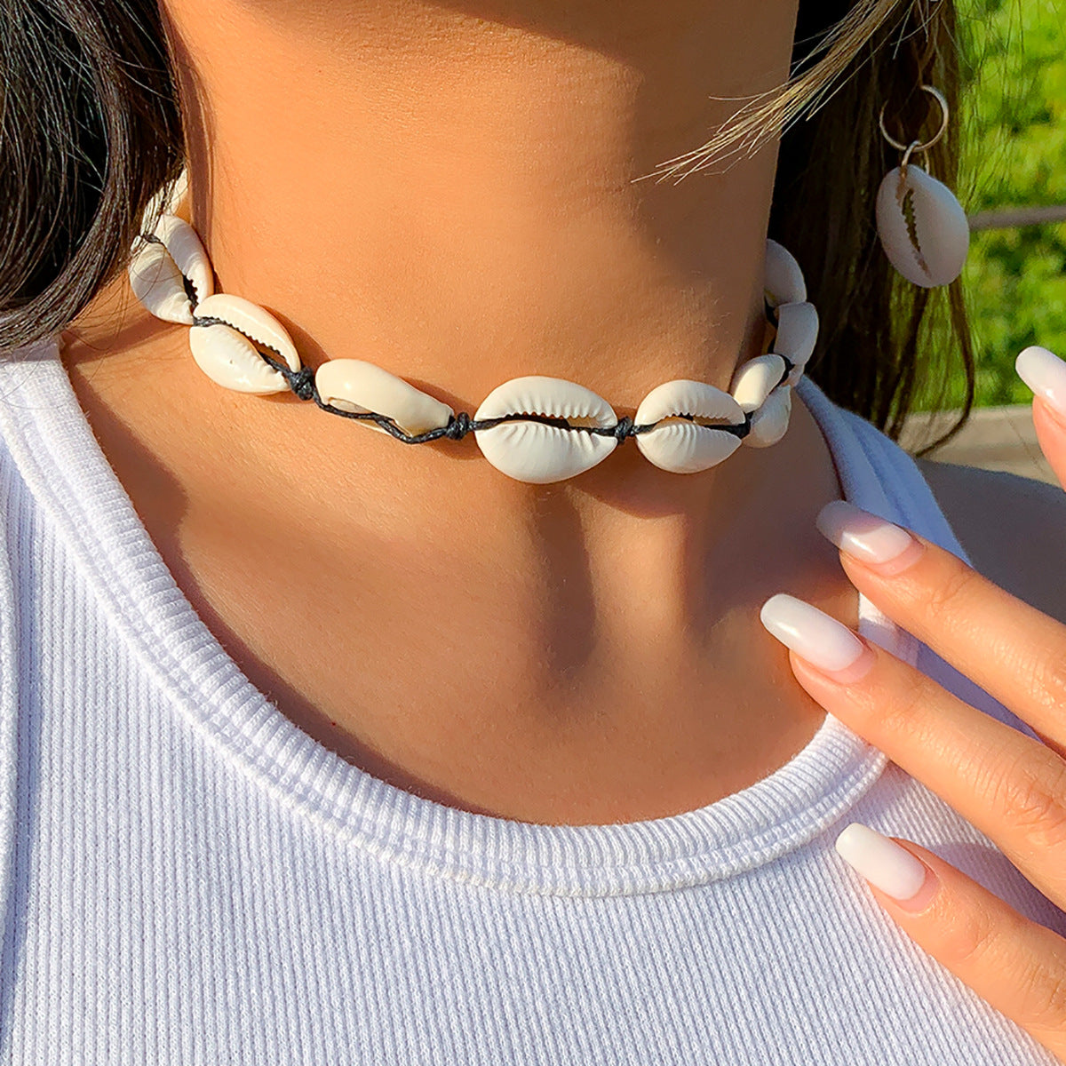 Collana da donna con ciondolo a conchiglia geometrico irregolare in stile vacanza e cordino intrecciato