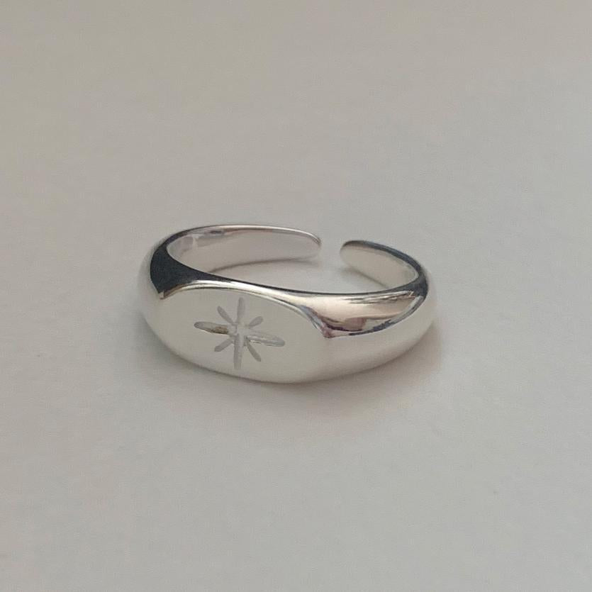 Anello Aperto a Stella Minimalista in Argento Sterling 925 con Dettaglio Fiocco per Donna