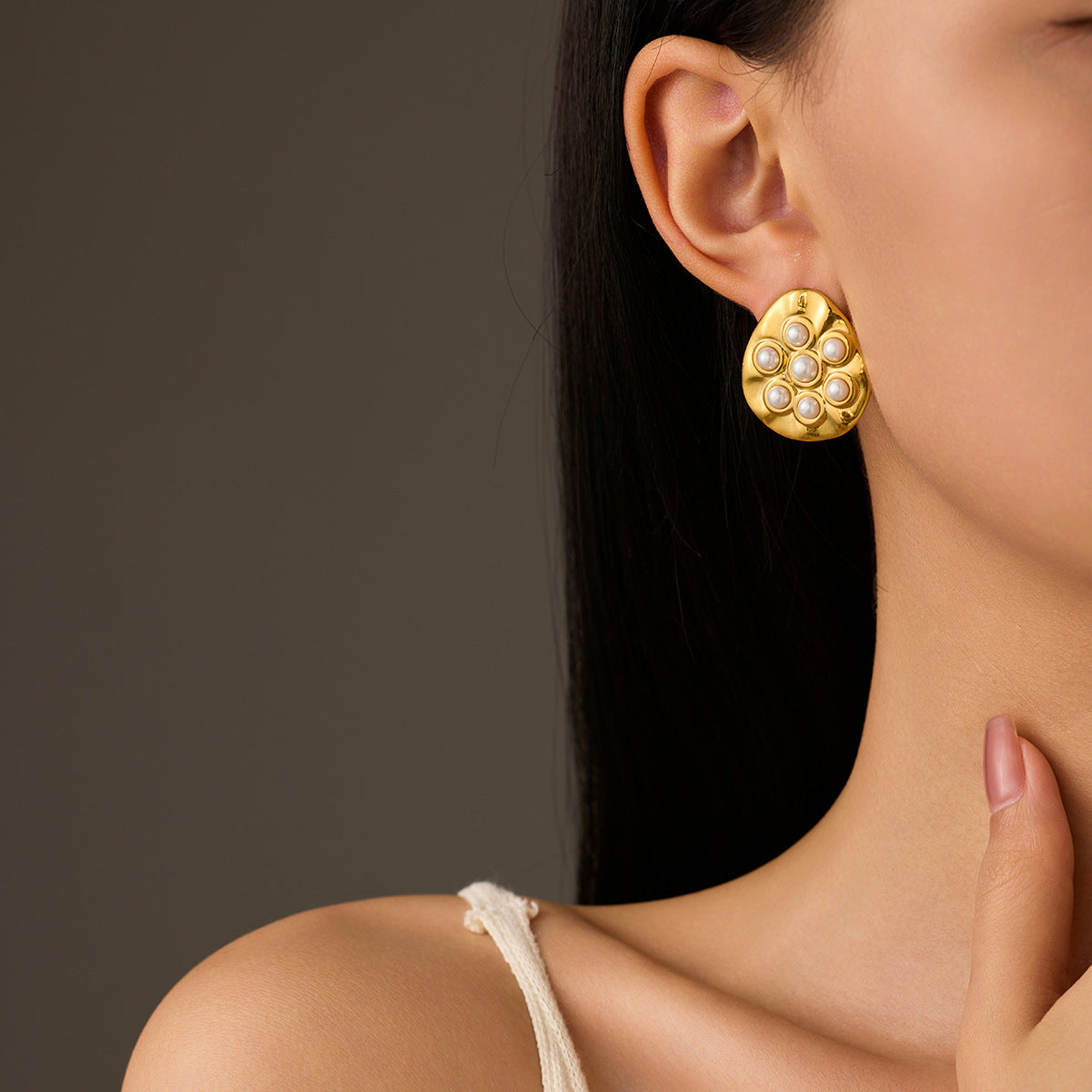 Pendientes geométricos redondos irregulares de estilo vintage en acero inoxidable con baño de oro de 18 quilates e incrustación de perlas