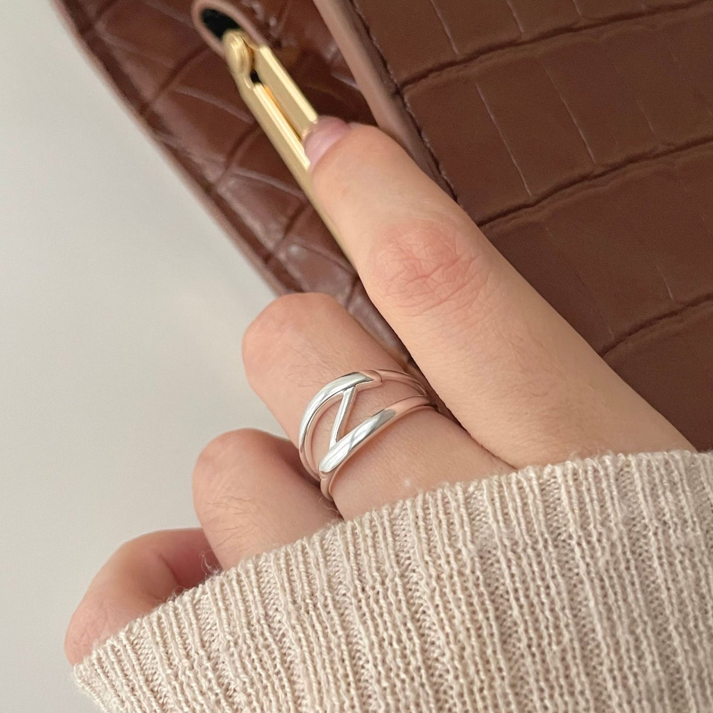 Anello da donna in argento sterling 925 con design geometrico e minimalista a linee