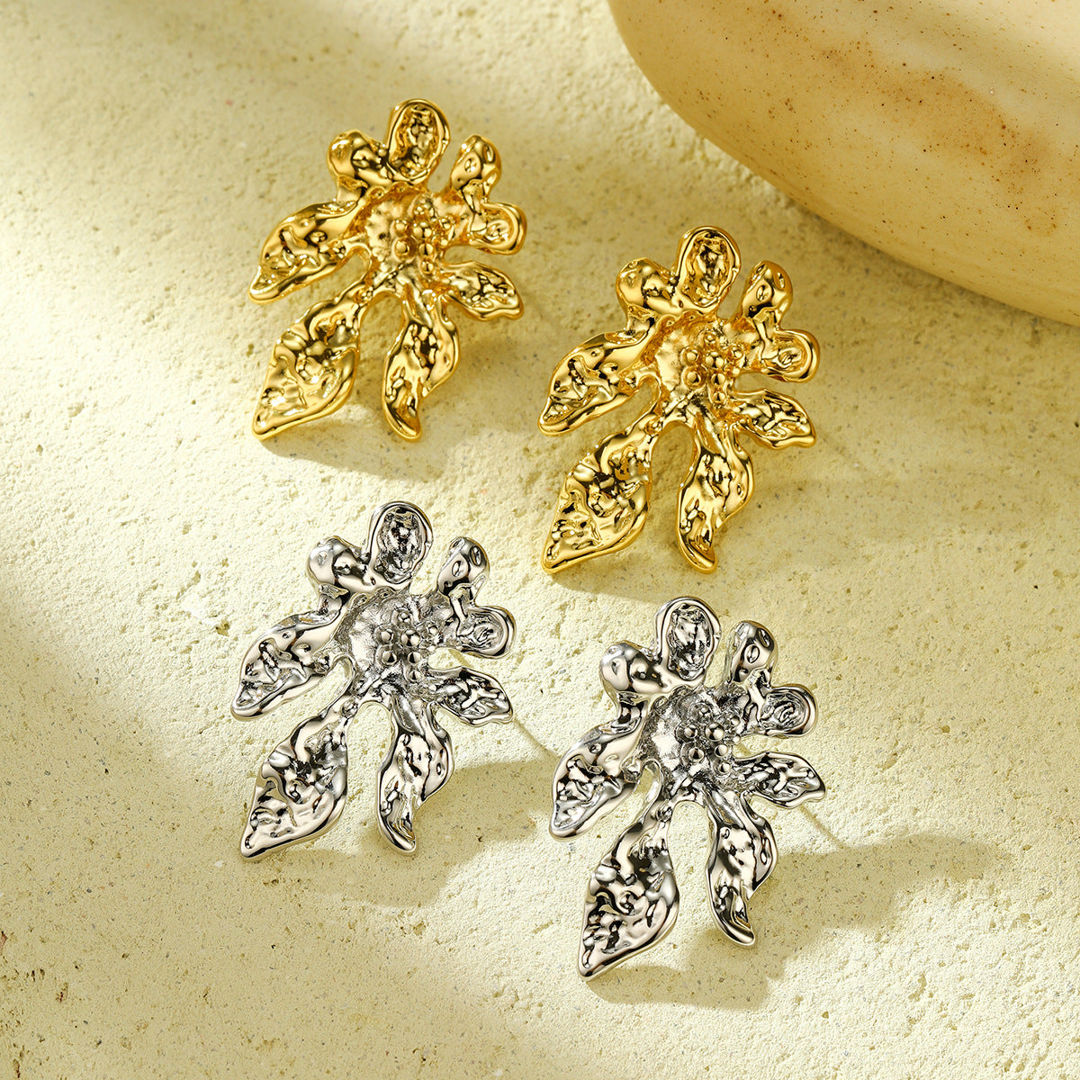 Pendientes de acero inoxidable florales de moda para mujer con acabado chapado y forma de flor irregular