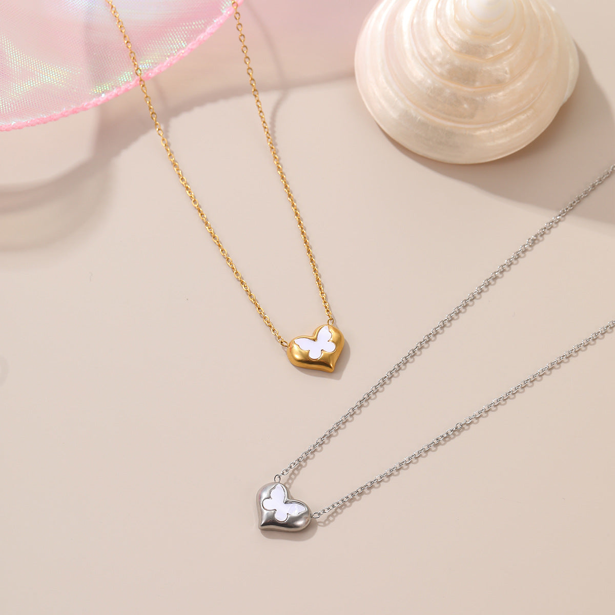 Collana da donna alla moda con farfalla e cuore in acciaio inossidabile placcato oro 18K — Catena con medaglione minimalista