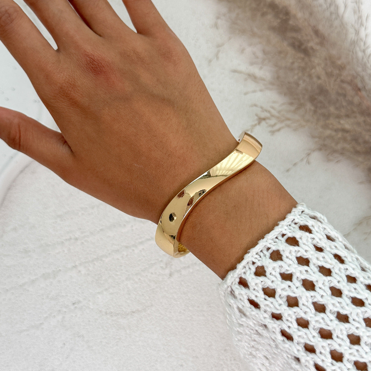 Pulsera minimalista geométrica de aleación para mujer con textura líquida martillada y acabado pulido chapado