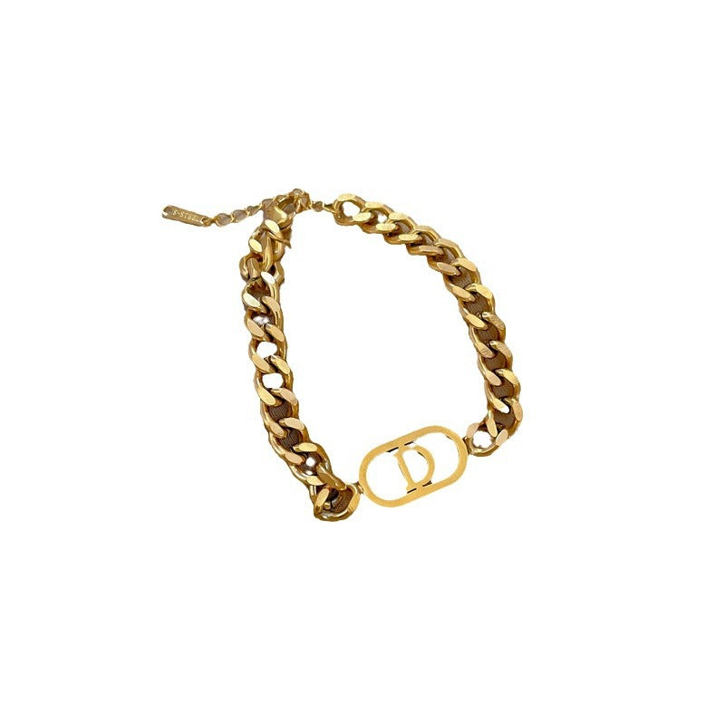Pulsera minimalista de acero de titanio con letra D para mujer, con baño de oro y textura ondulada