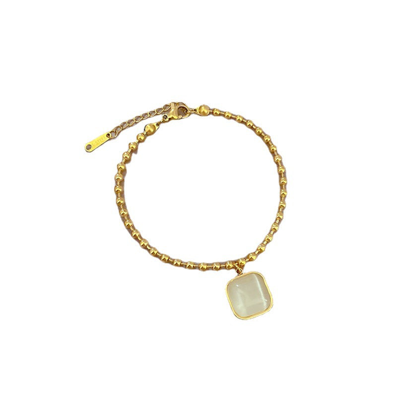 Braccialetto da donna minimalista con perline quadrate a occhio di gatto in acciaio al titanio placcato oro e texture ondulata